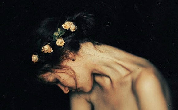 mujer-con-corona-de-flores-inclinando-la-cabeza mujer con corona de flores que sufren un trastorno de la personalidad por evitación