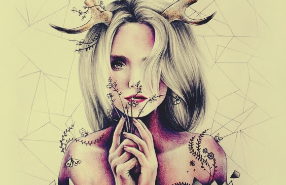 mujer con cuernos en la cabeza que se niega a ser dócil