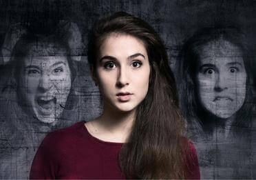 Mujer con sensación de presencia