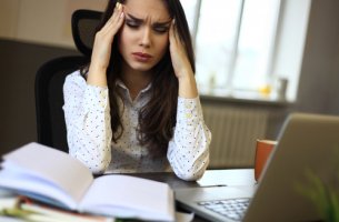 Mujer con estrés crónico teniendo dolor de cabeza