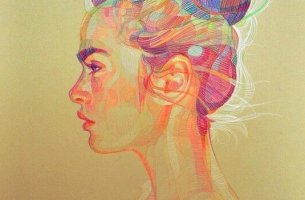 Mujer con expresión seria