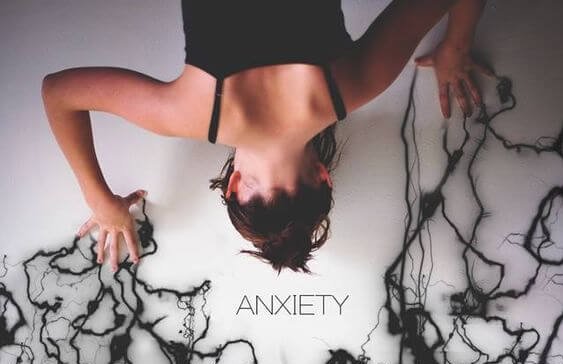 mujer con ansiedad de cuyas manos salen hebras oscuras