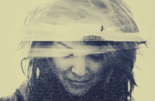 chica con imagen marítima en la cabeza y banco de niebla