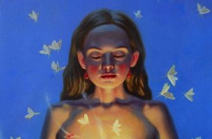 mujer con mariposas pensando en el éxito