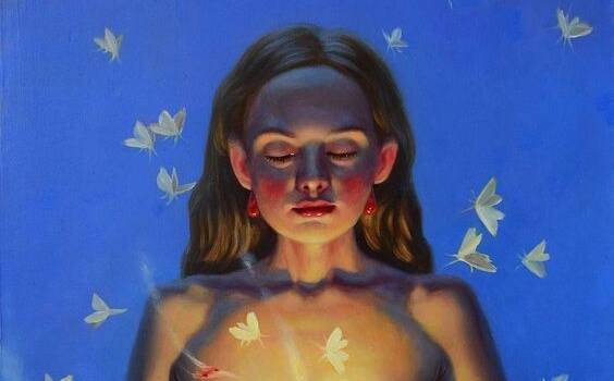 mujer con mariposas pensando en el éxito