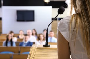 Mujer con miedo a hablar en público exponiendo