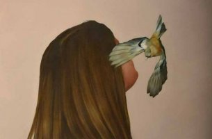 mujer con pájaro en el rostro aprendiendo a gestionar la ansiedad