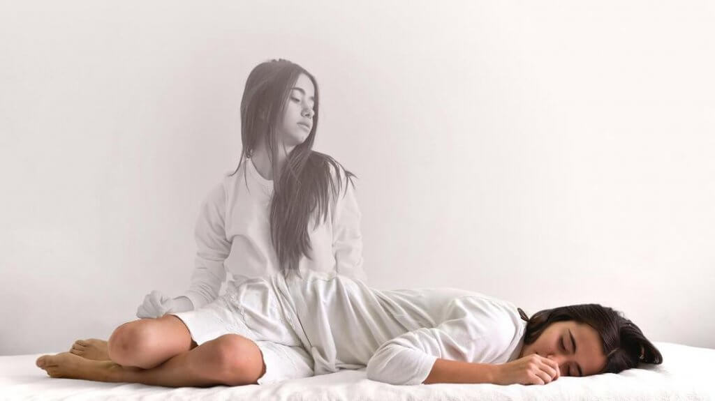 Mujer con parálisis del sueño tumbada en la cama