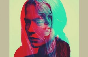 mujer con rostro superpuesto que sufre resacas emocionales