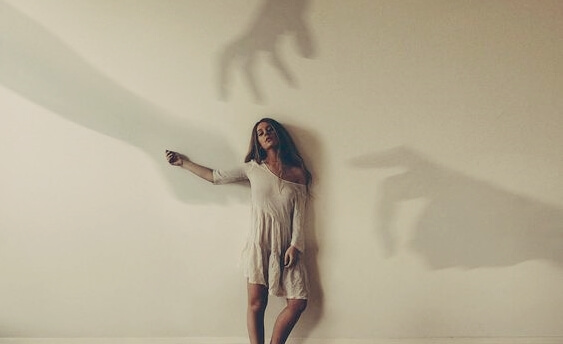 mujer con sombras que señalan su culpa