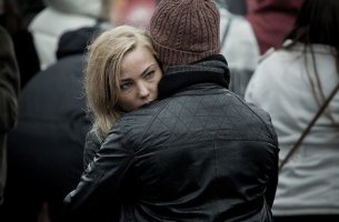 Mujer con esquizofrenia paranoide abrazando a su pareja