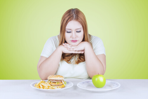 Mujer decidiendo su comida