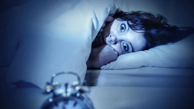 Mujer despierta con ansiedad por parálisis del sueño