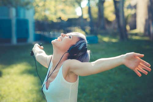 Mujer libre escuchando música
