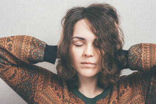 Mujer imaginando su exposición con los ojos cerrados