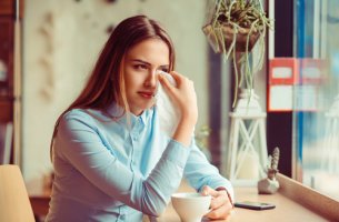 Chica llorando por la crisis de los treinta