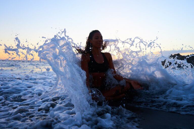 Mujer meditando en el mar