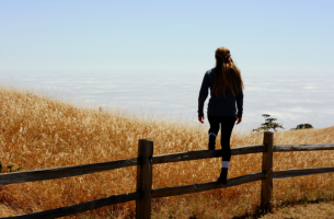 Mujer mirando al horizonte