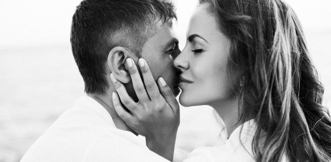 Mujer oliendo a su marido