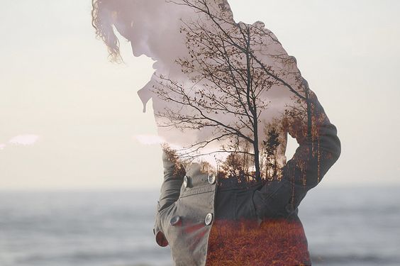 Mujer cerca del mar con la figura transparente