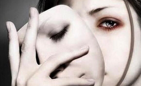 Mujer con máscara mostrando arrogancia