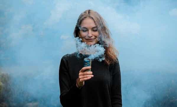 mujer rodeada de humo haciendo frente a la ira