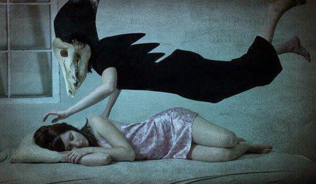 Mujer teniendo pesadillas