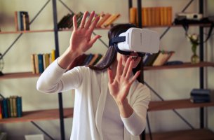 Mujer utilizando gafas de realidad virtual