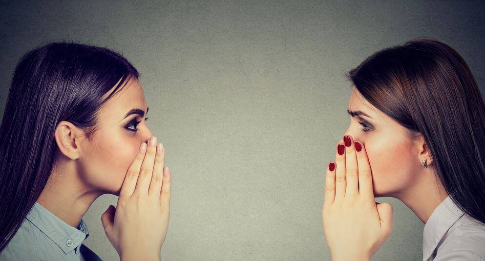 Mujeres contándose rumores