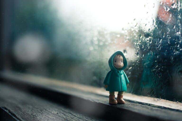 Muñeco de niño en una ventana
