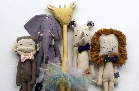 muñecos de peluche representando las habilidades sociales en los niños