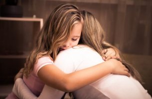 Niña abrazando a su madre