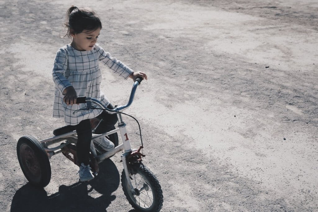 Niña haciendo deporte como forma de evitar la obesidad infantil