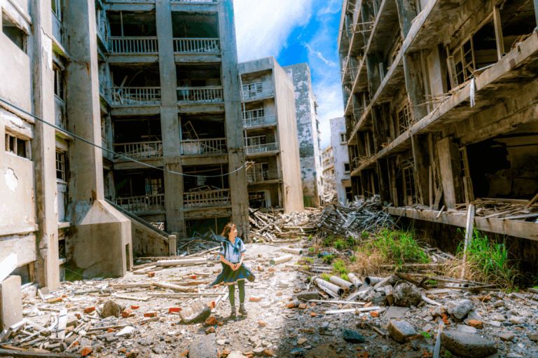 Niña en ciudad en ruinas