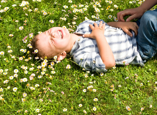 Niño riéndose por las cosquillas que le hacen