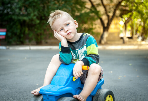 Niño con síndrome del niño rico aburrido