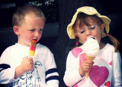 Niño teniendo envidia de una niña por su helado