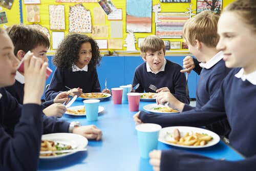 Niños comiendo en el comedor escolar