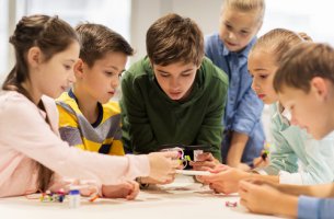 Niños en clase trabajando