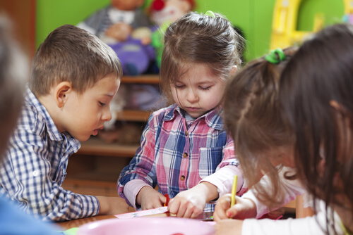 Niños haciendo tareas en el aula