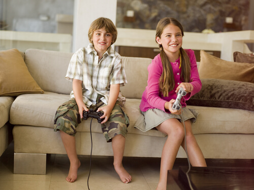 Niños jugando videojuegos