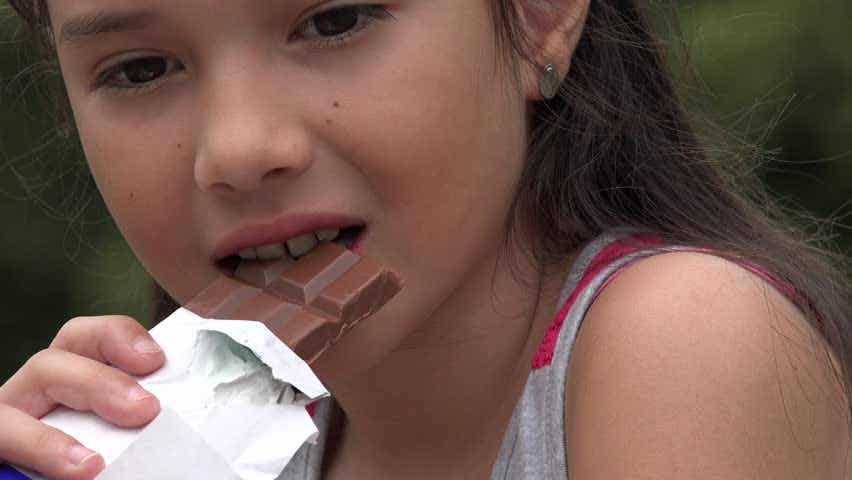 niña comiendo chocolate para mejorar concentración