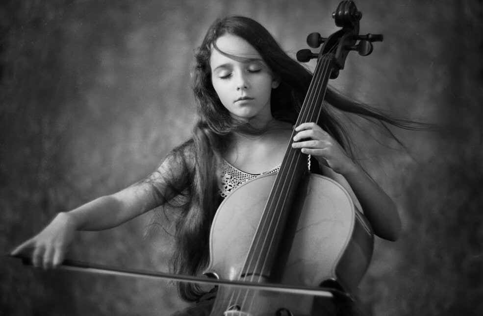 niña tocando violonchelo