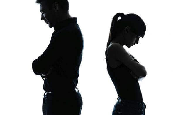 Padre e hija enfadados dándose la espalda