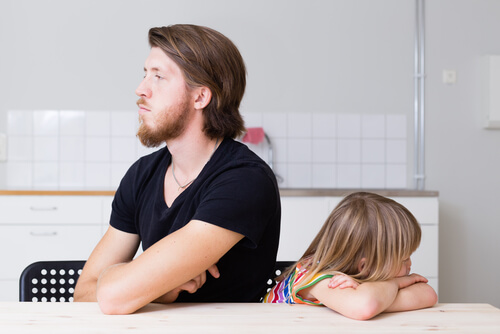 Padre enfadado con su hija