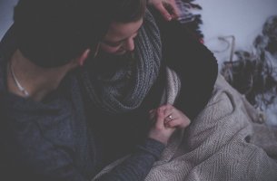 Hombre pensando sobre cómo plantear un problema a su pareja