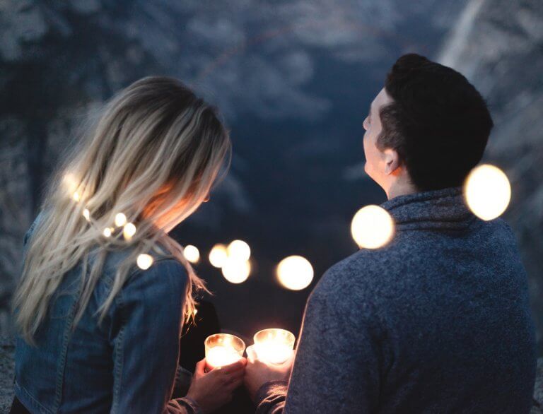 Pareja con luces por la noche