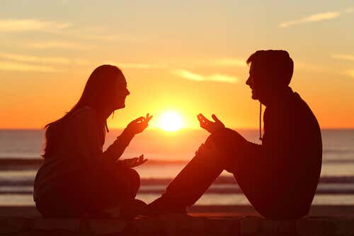 Par snakker ved solnedgang