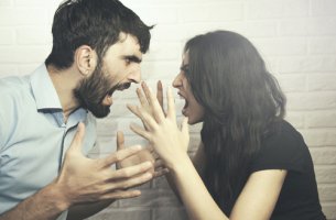 Pareja discutiendo como ejemplo de las conversaciones difíciles