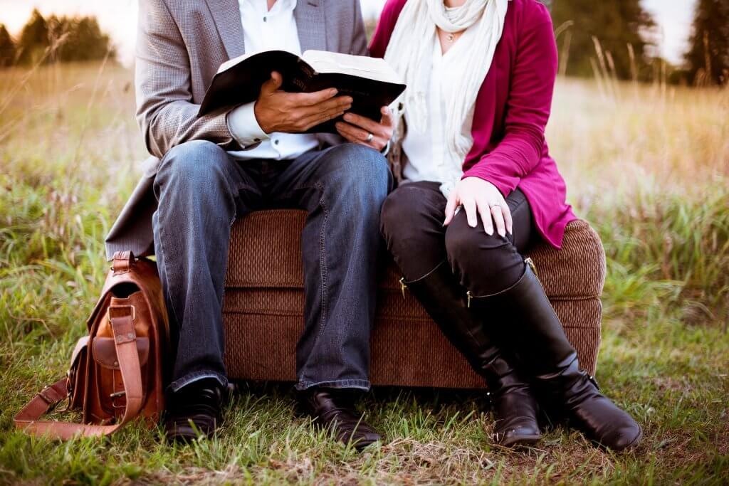 Pareja leyenda un libro juntos